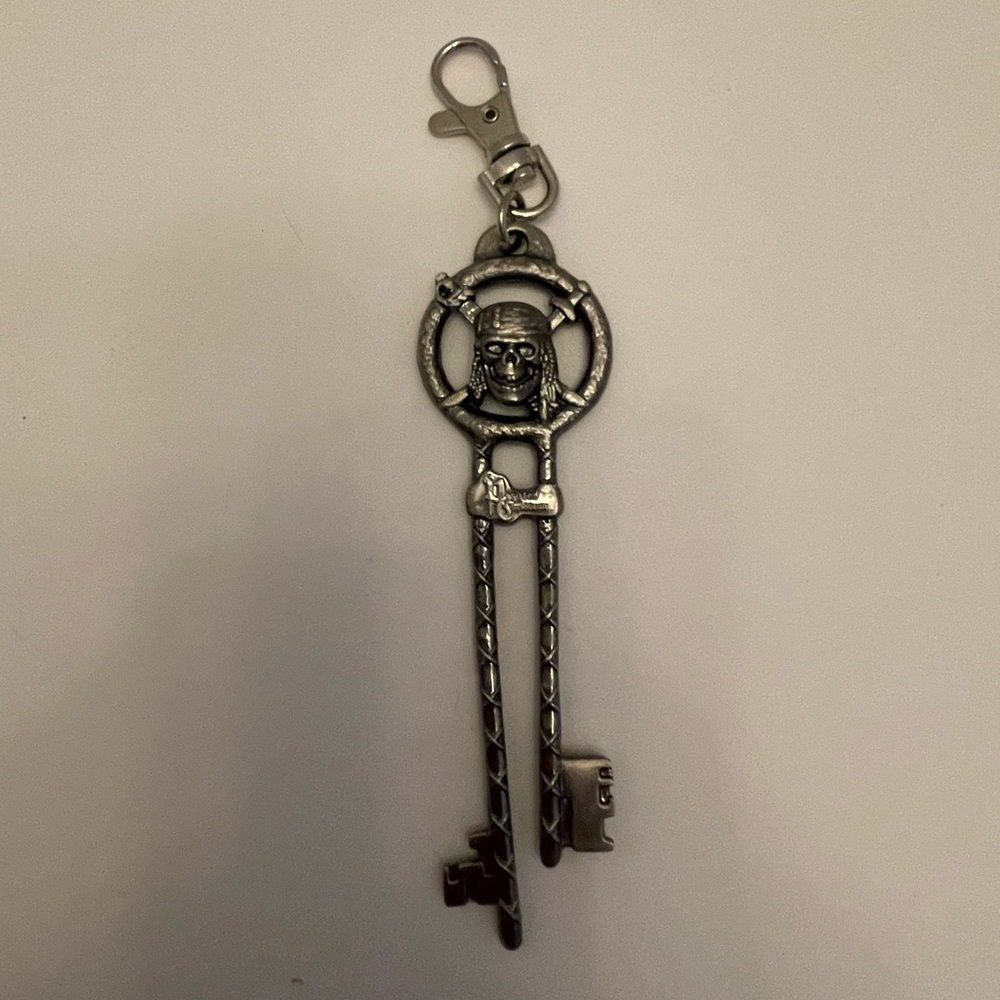 Disney World Parks Pirates of the Caribbean Skull Crossbones Skeleton Key Chain